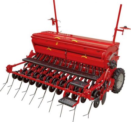 Semanatoare universala de plante paioase Bufer 3,5 m, fara fertilizare,dublu disc, 28 randuri, cu roti de tasare, eradicator urma, scormonitori, sistem de cantarire si extensie buncar