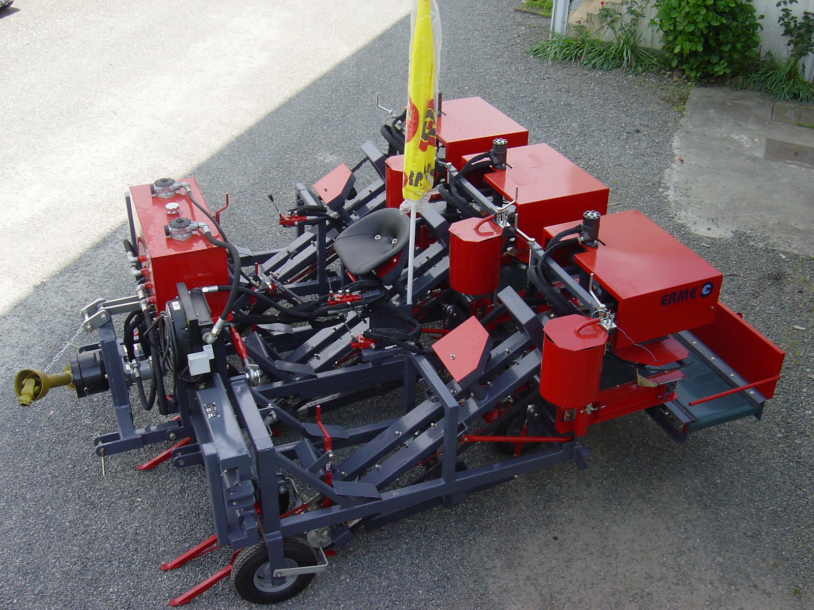 30111651rl3-1.jpg Masina de recoltat usturoi (3 randuri) cu sistem de legare in snopi ERME model RL3, 70 CP